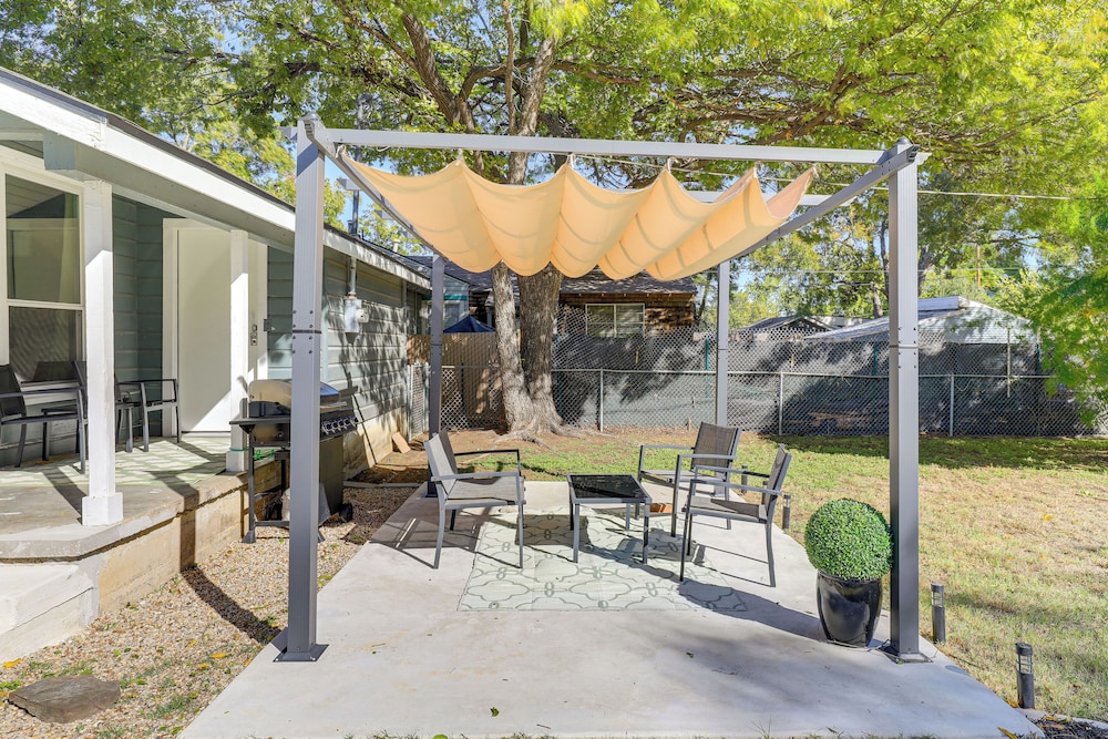 Walk to Cowboys Stadium! Arlington Home w/ Yard