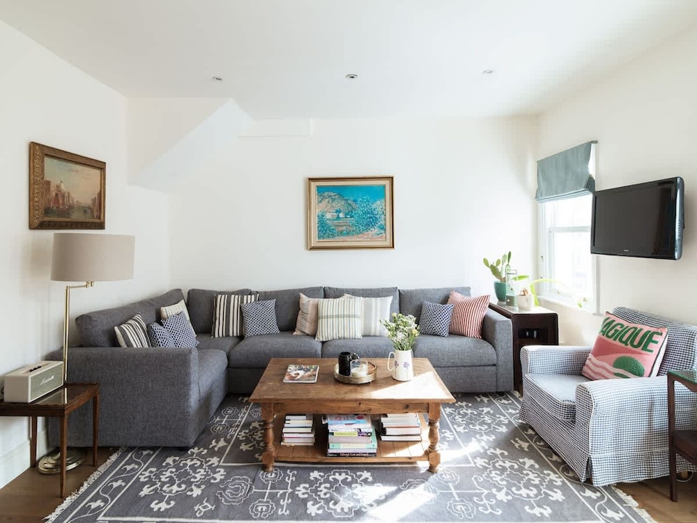 Sunny Roof Terrace Barons Court Sleeps 4-6