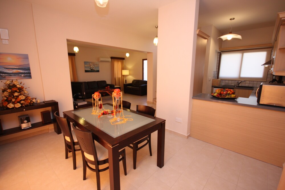 Seaside 2-bedroom Villa With Private Pool, Garden & Wifi Your Perfect Escape!