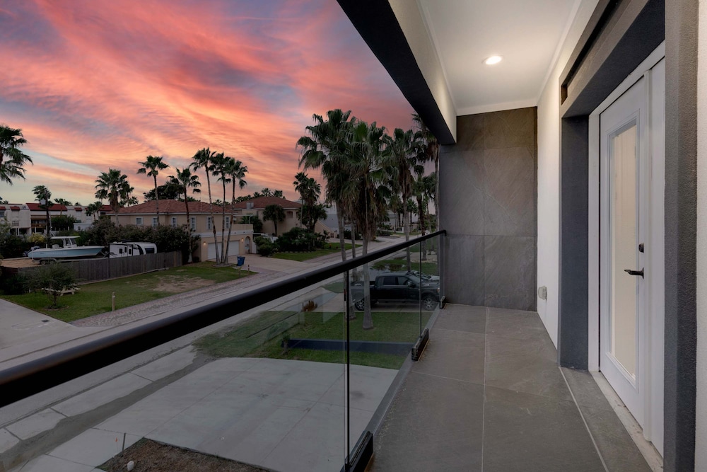 Immaculate Townhouse w Pool Balcony South Padre