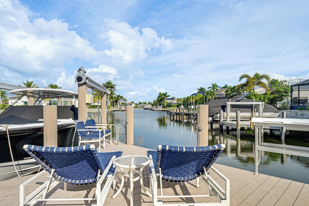 2 Mi to South Beach: Waterfront Home w/ Lanai!