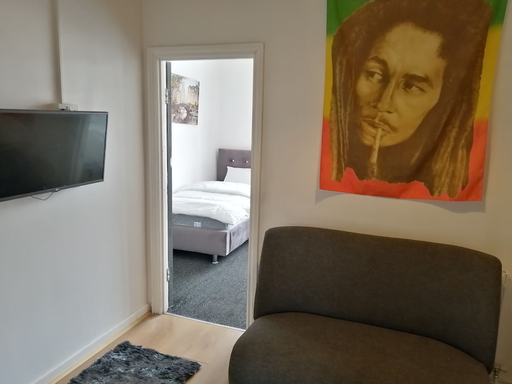 Fun 4-bed Apartment in Birmingham Central view 3