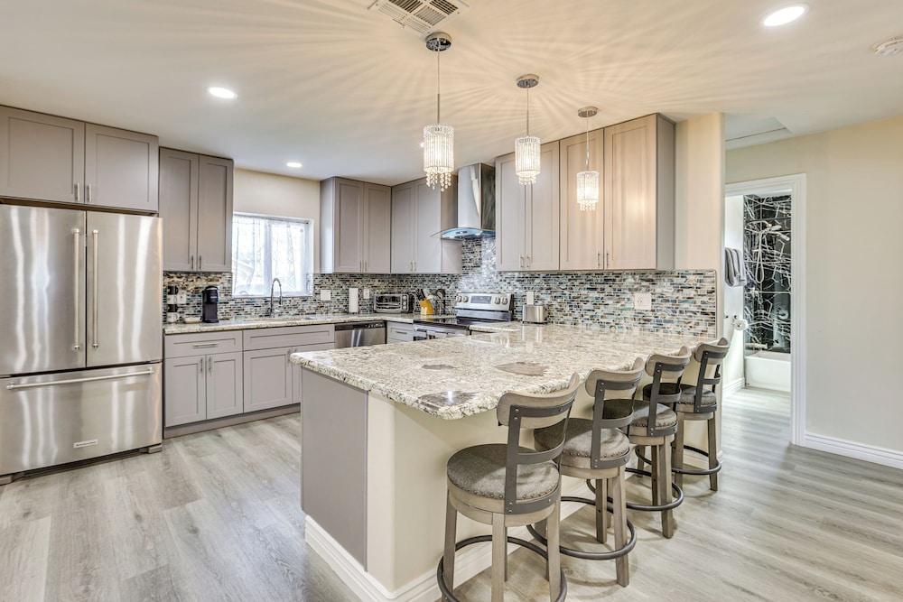 3 Mi to Desert Diamond Arena: Peoria Home w/ Yard!