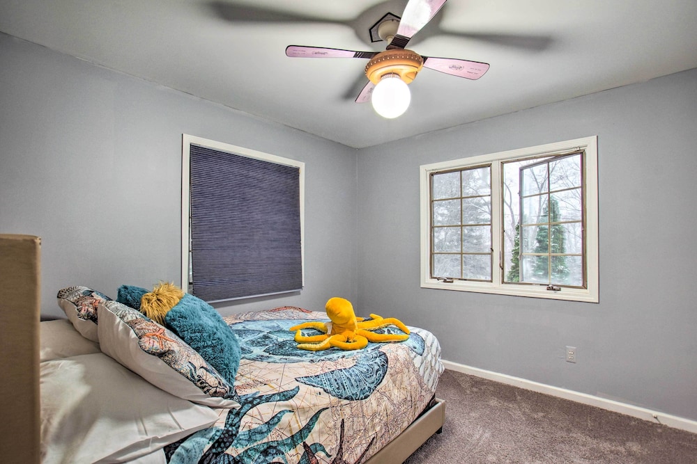 Lake Access, Hot Tub & 2 Decks: Ortonville Retreat view 4