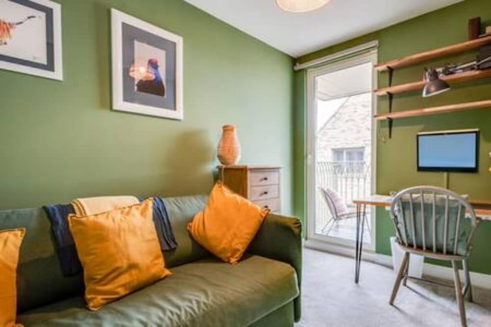 Family-friendly Getaway - Garden Parking Sleeps 7