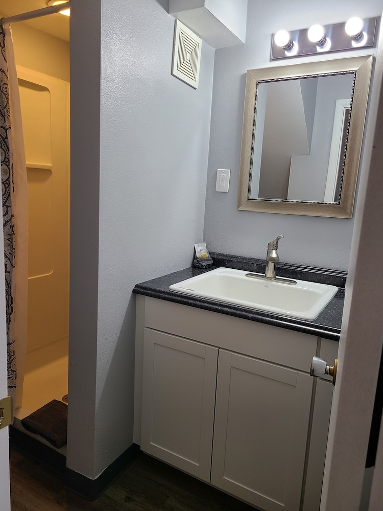 Lamplighter Cabins & Suites