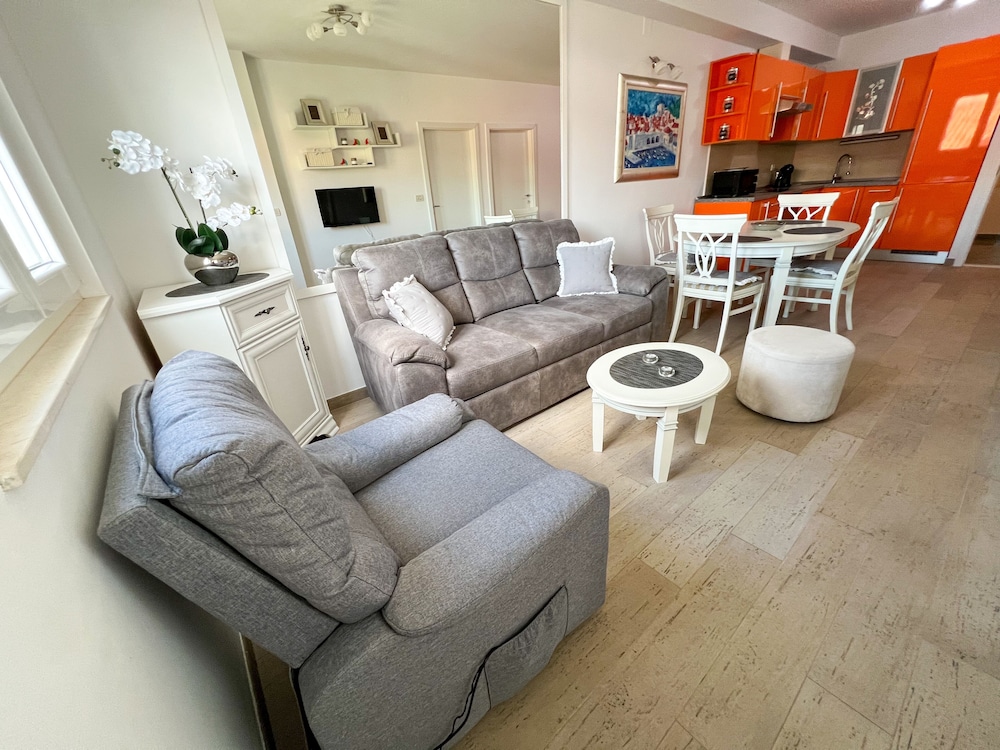 MIRROR apartment