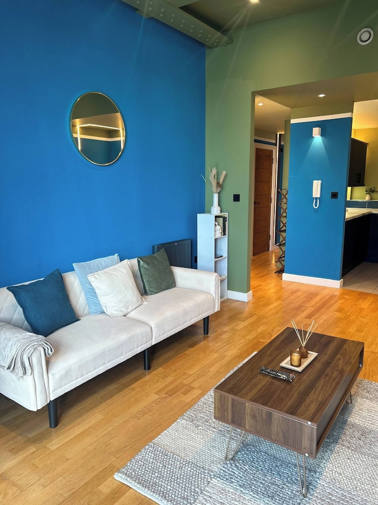 Modern City Blue Apartment Next To The AO Arena Free Parking
