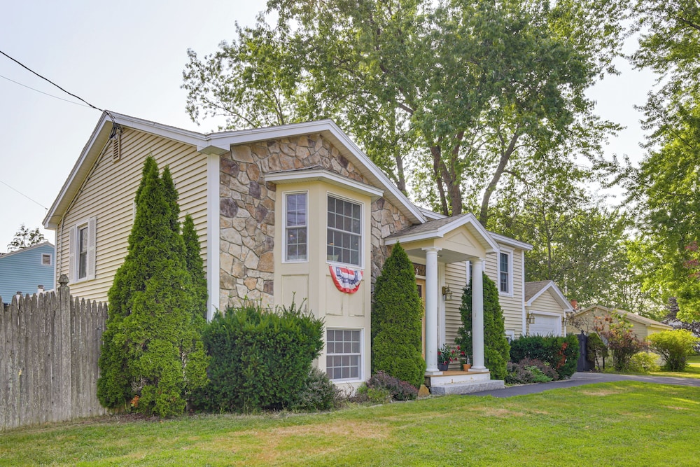 Coastal Retreat w/ Large Yard < 1 Mi to Dtwn Saco!