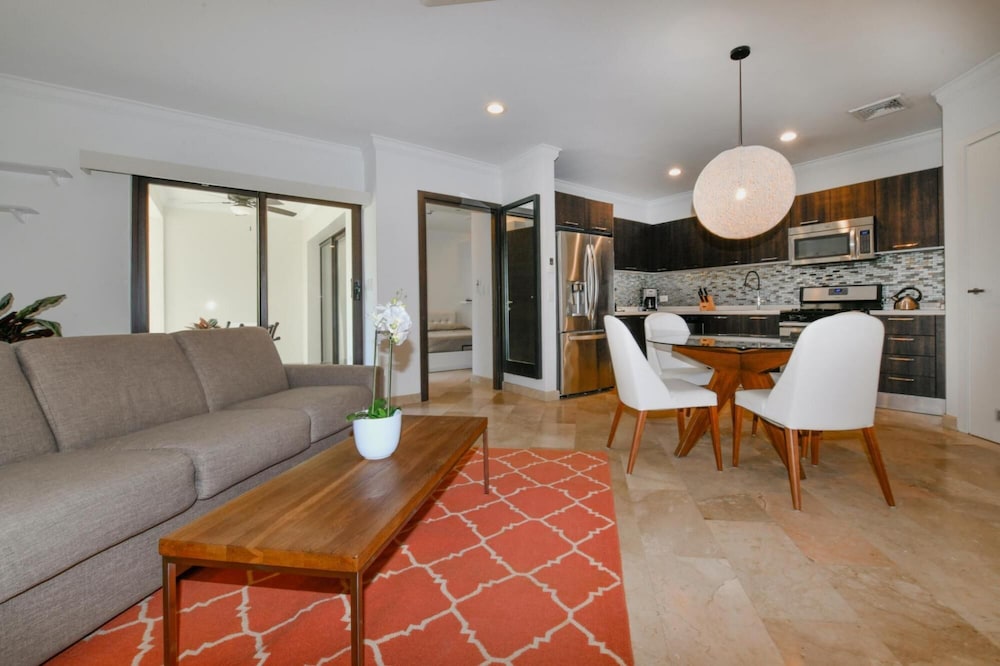 Amazing 1BR 2BA Condo Great Location w Pool GYM
