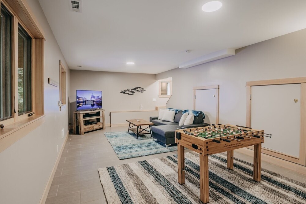 69sl - Upscale - Hot Tub - Wi-fi - Bbq - Sleeps 8 4 Bedroom Cabin by Redawning view 4