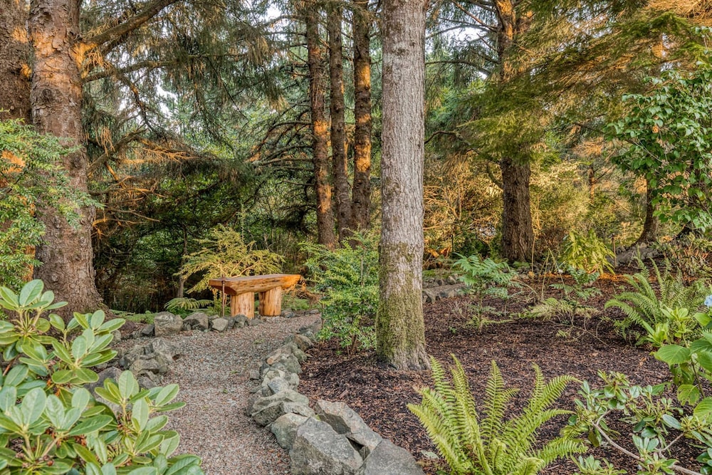 Boutique Cabin on Manicured Acre Hot tub Path to Beach Wifi 200 10