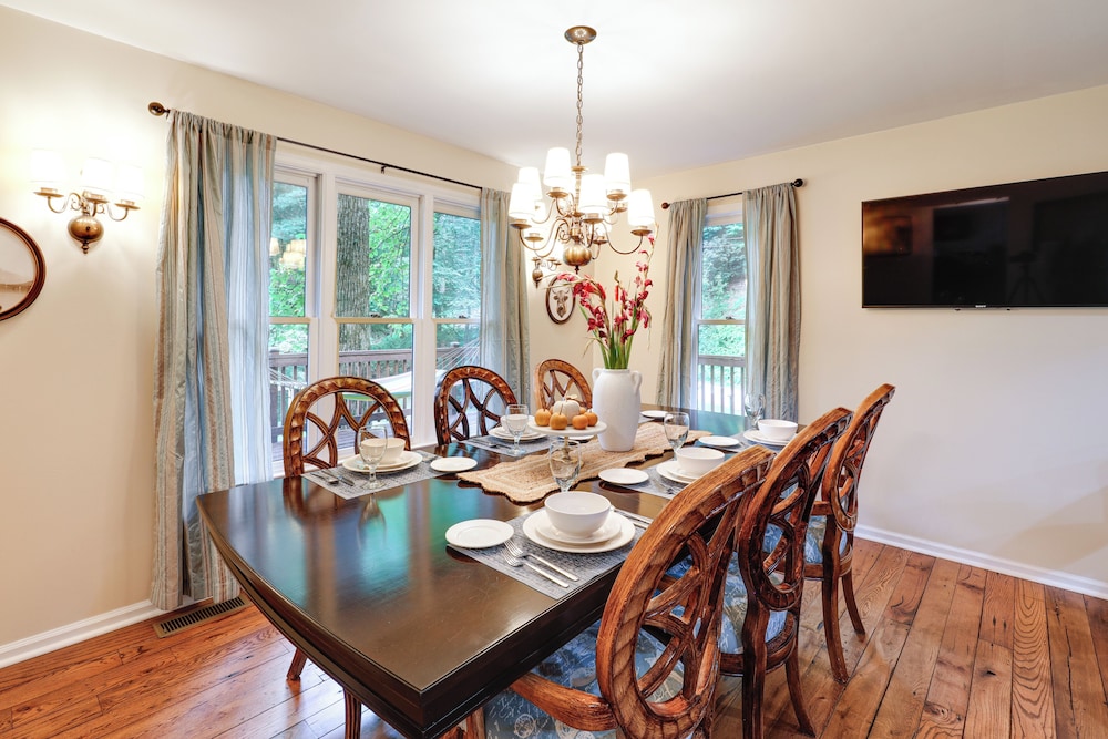 Deck & Game Room! Lakefront Blue Ridge Mtn Gem