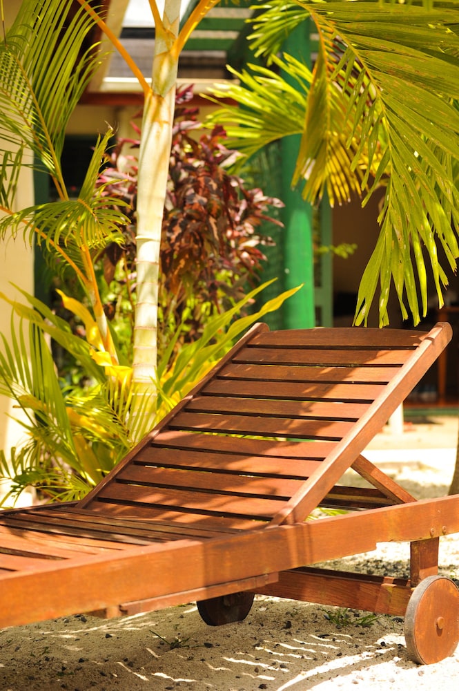 Dorothy's Muri Beach Bungalows