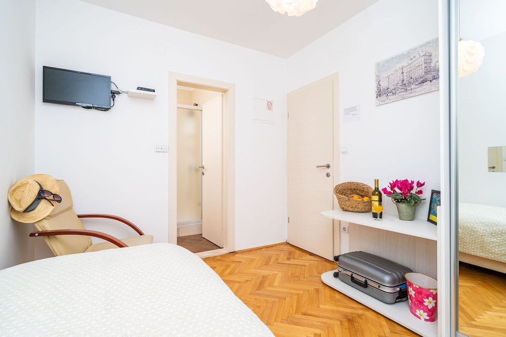 Jele Rooms