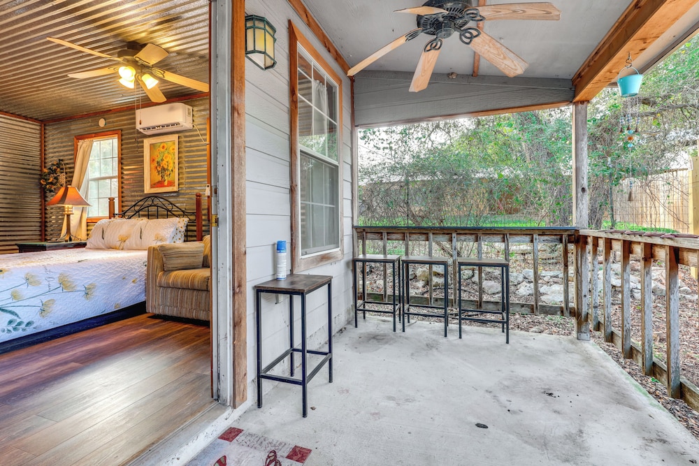 Cozy Couple's Cottage w/ View Near Canyon Lake!