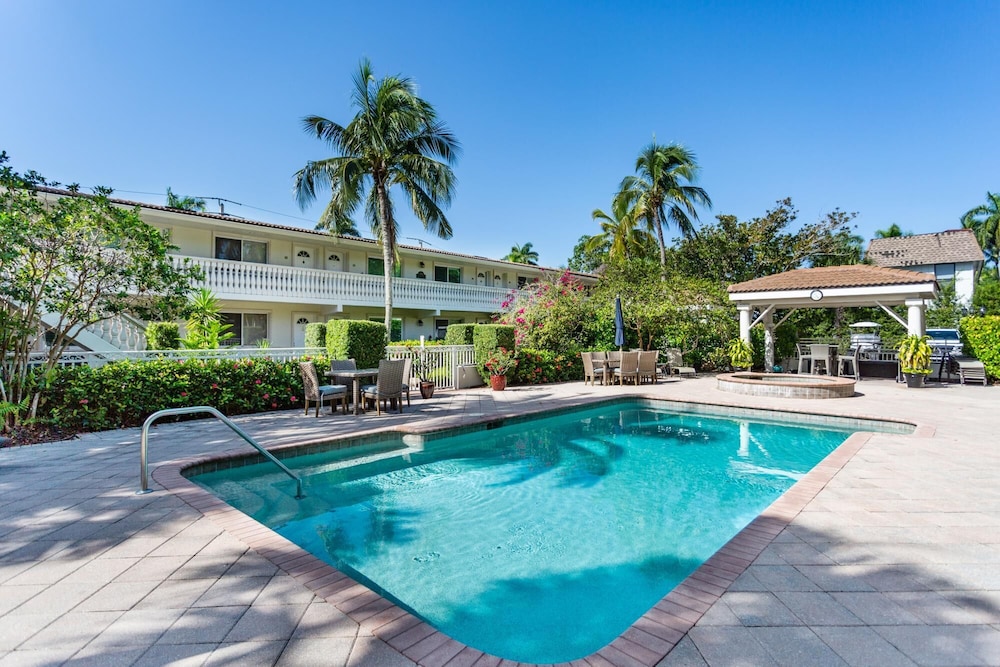 Bellavita Vacation Rental in Olde Naples view 4