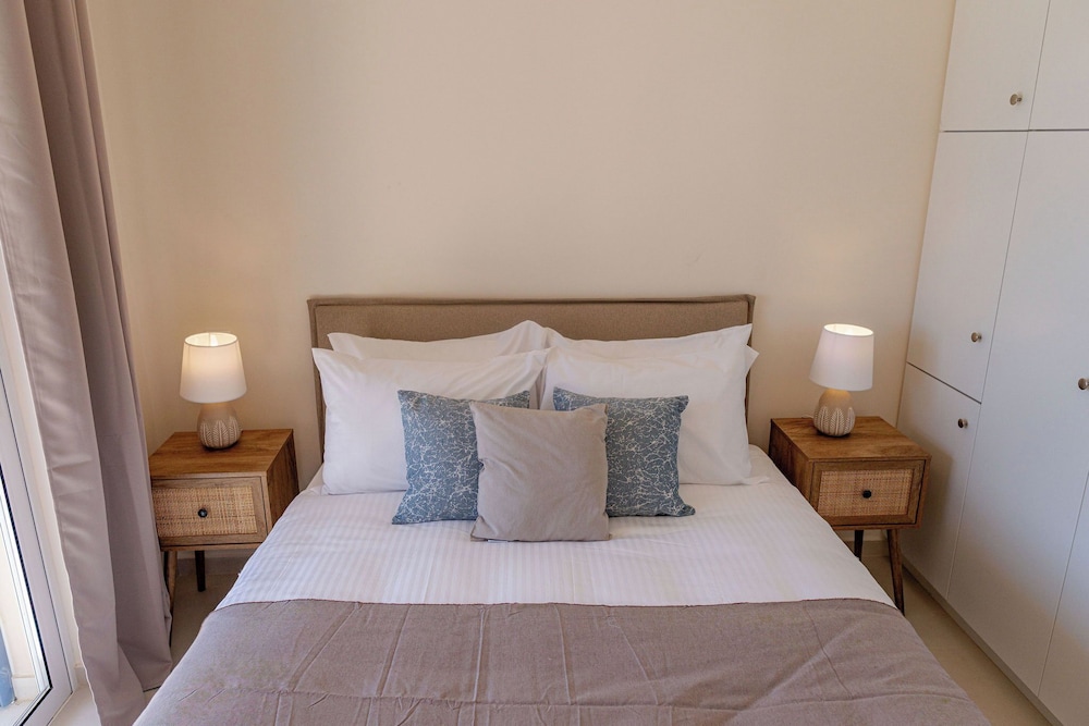 Phaedrus Living: Seaside Thalassa Cretan 202