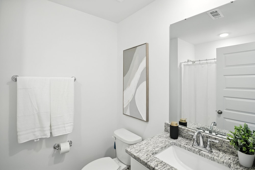 New modern Townhouse, 3BR, 2.5B, near Mid City
