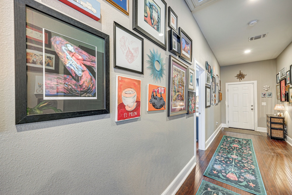 Artsy Bungalow w/ Yard in Dtwn San Antonio