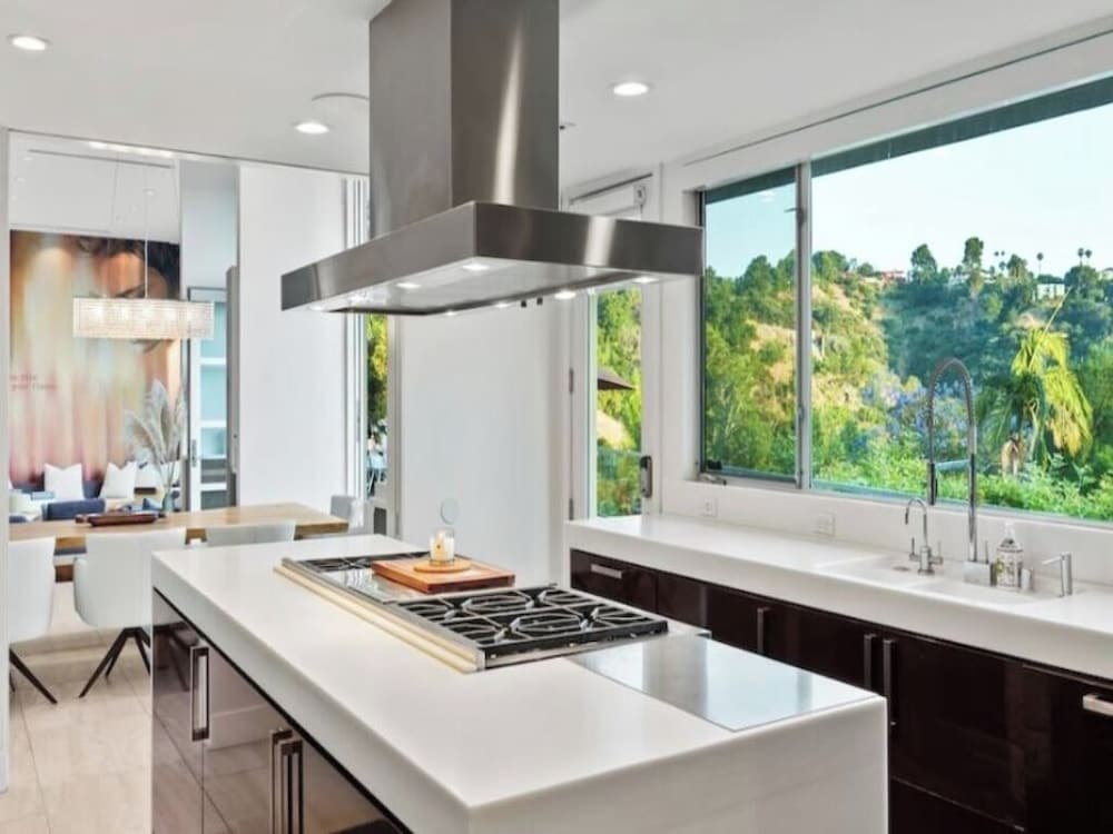 Zen Estate - Luxurious 5BR Beverly Hills Sanctuary With Pool & Canyon Views