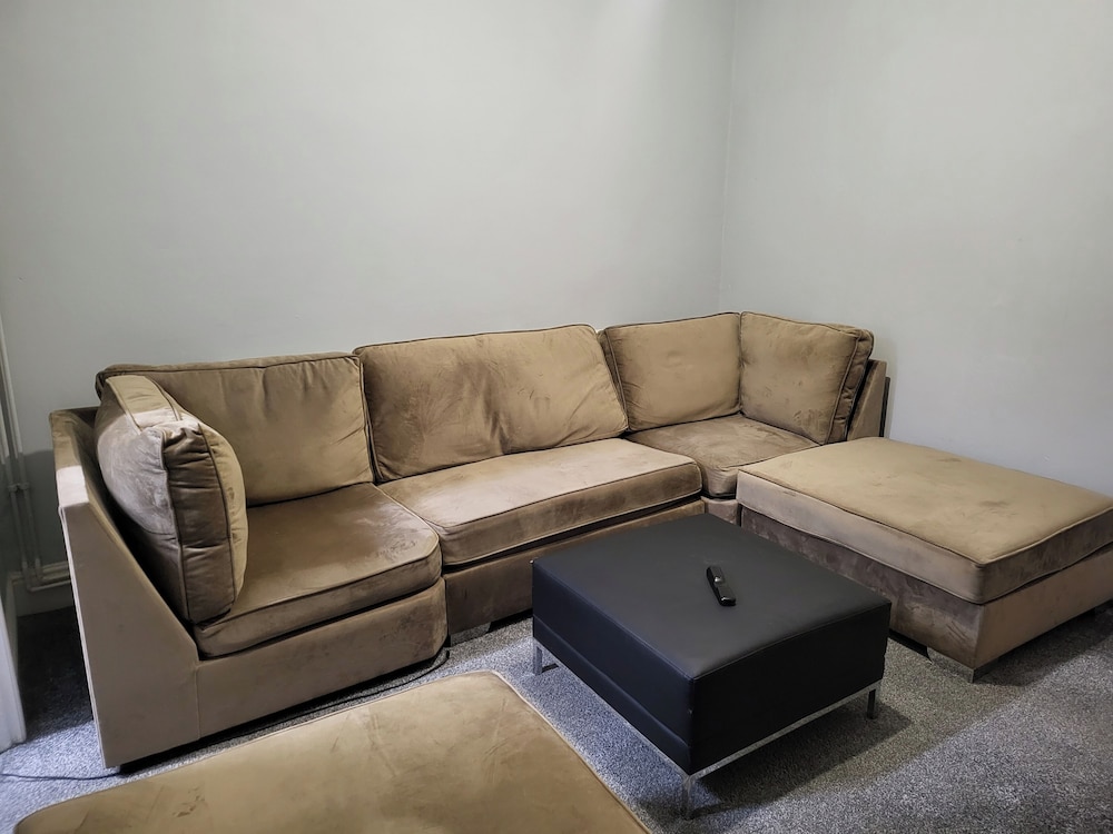 Apartment - Sleeps 5 - Great Location - Parking