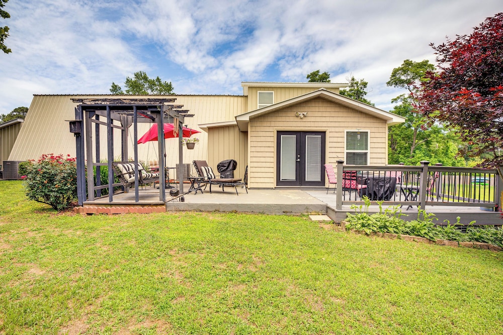 Fire Pit + Bbq: Lake Guntersville Family Home
