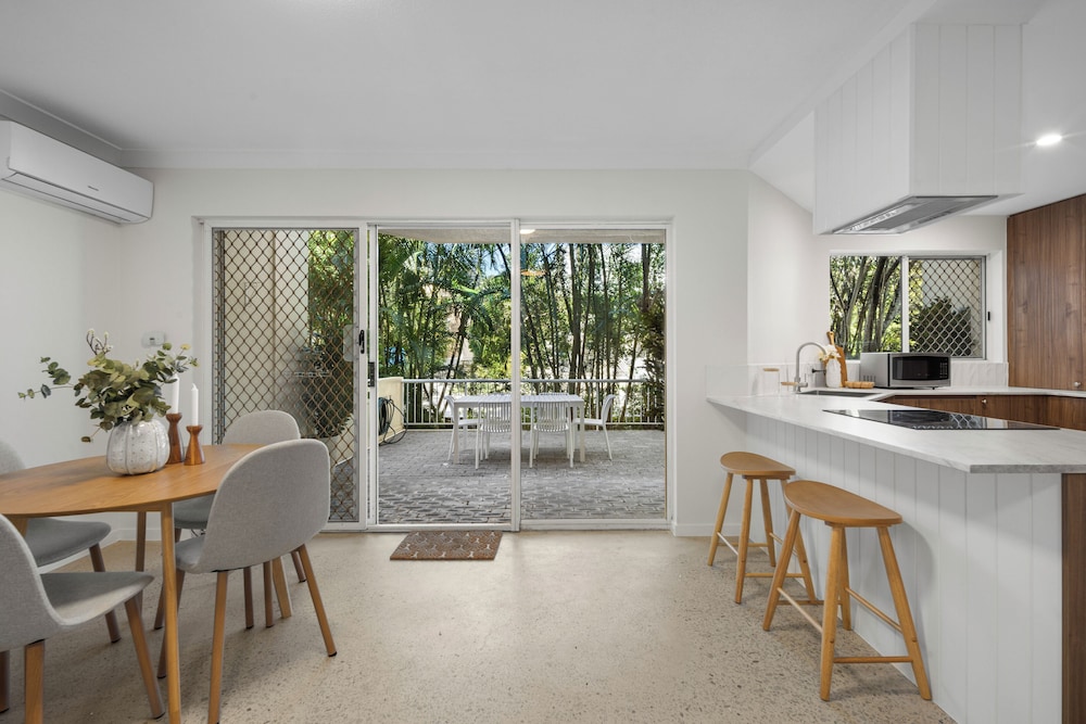Burleigh Breeze 2 Bed Beach Walk