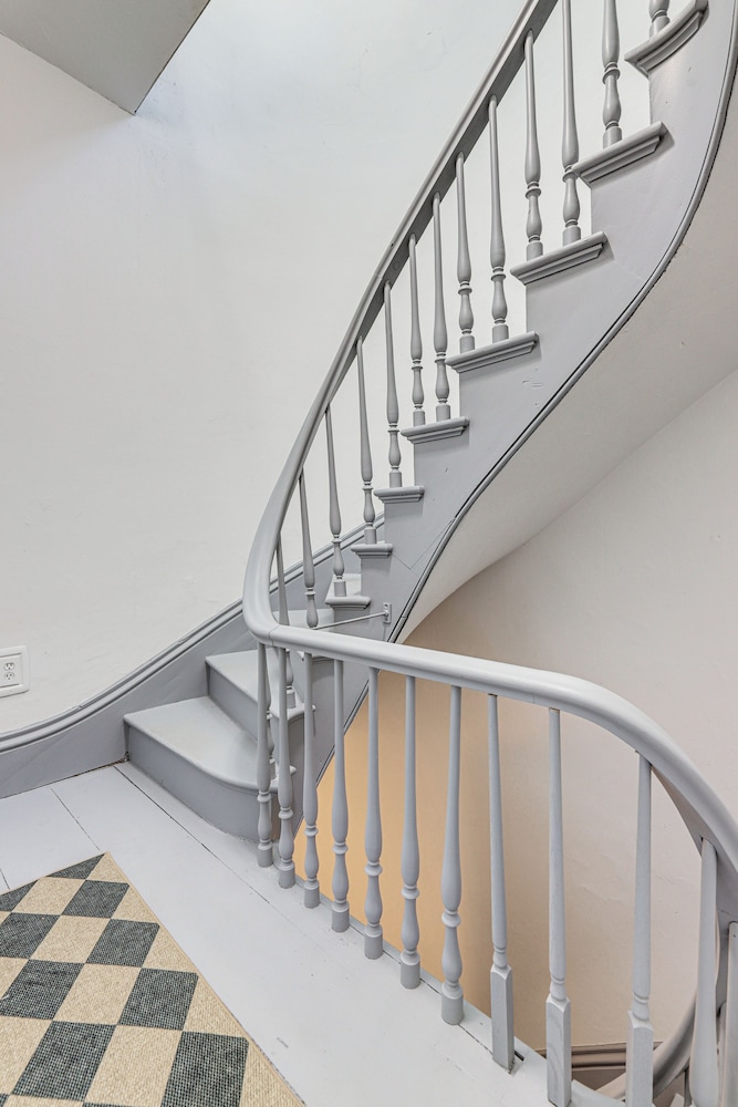 Explore Dtwn, Parks & Colleges: Cozy Worcester Apt