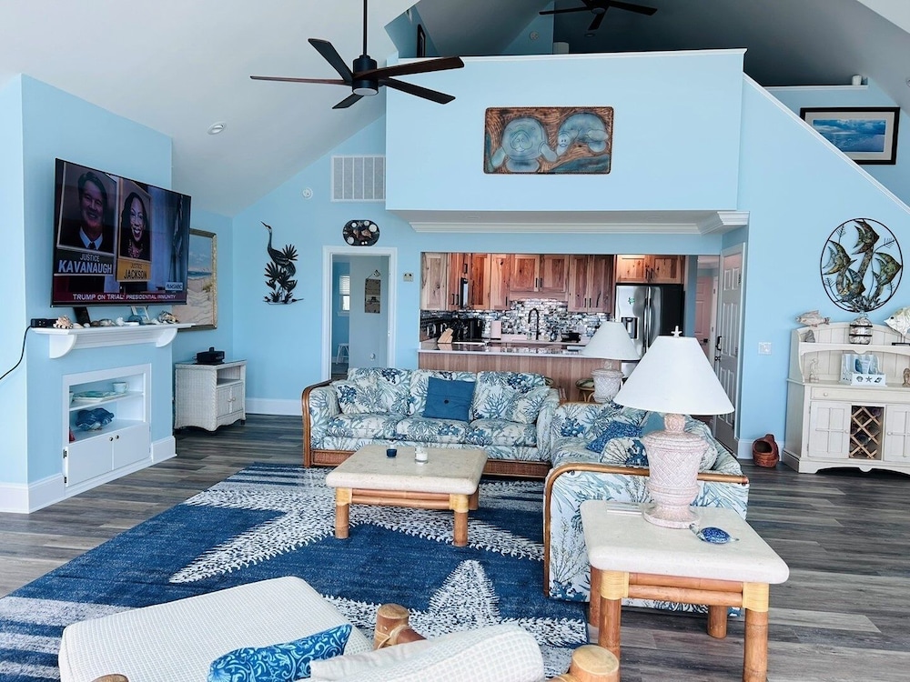 Serenity's Star 4 Bedroom Home by RedAwning