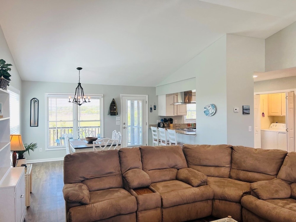 Just Breeze 'n 4 Bedroom Home by RedAwning