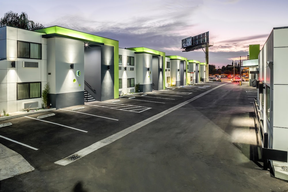 Motel 6 Canoga Park, CA - Property Image 4