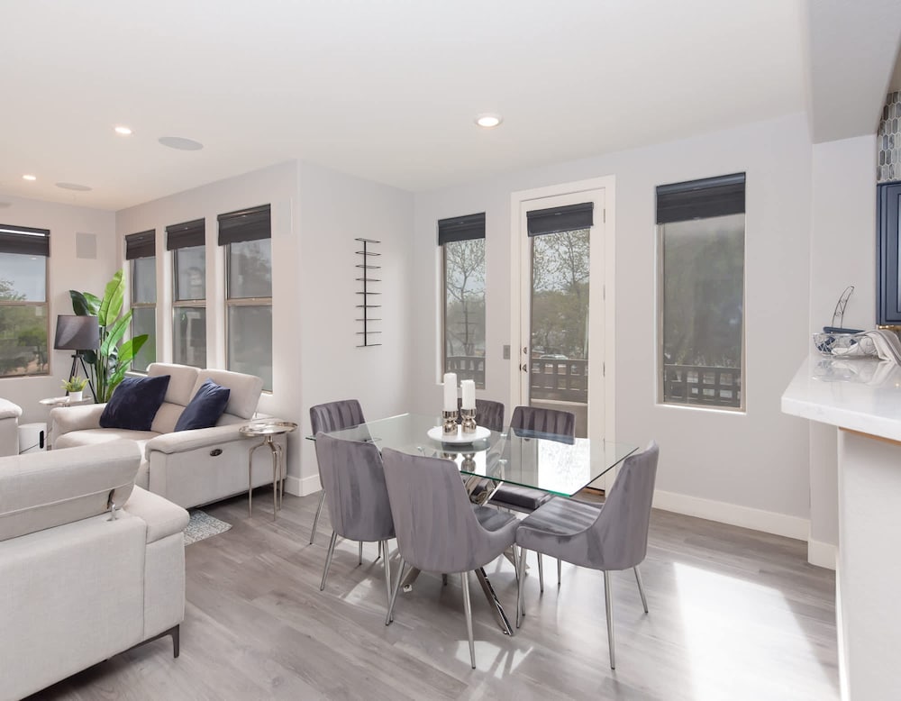 Lux Scottsdale Condo Overlooks 9th Hole Near Golf