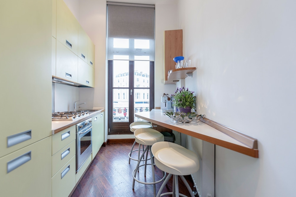 South Ken Apartment by BaseToGo