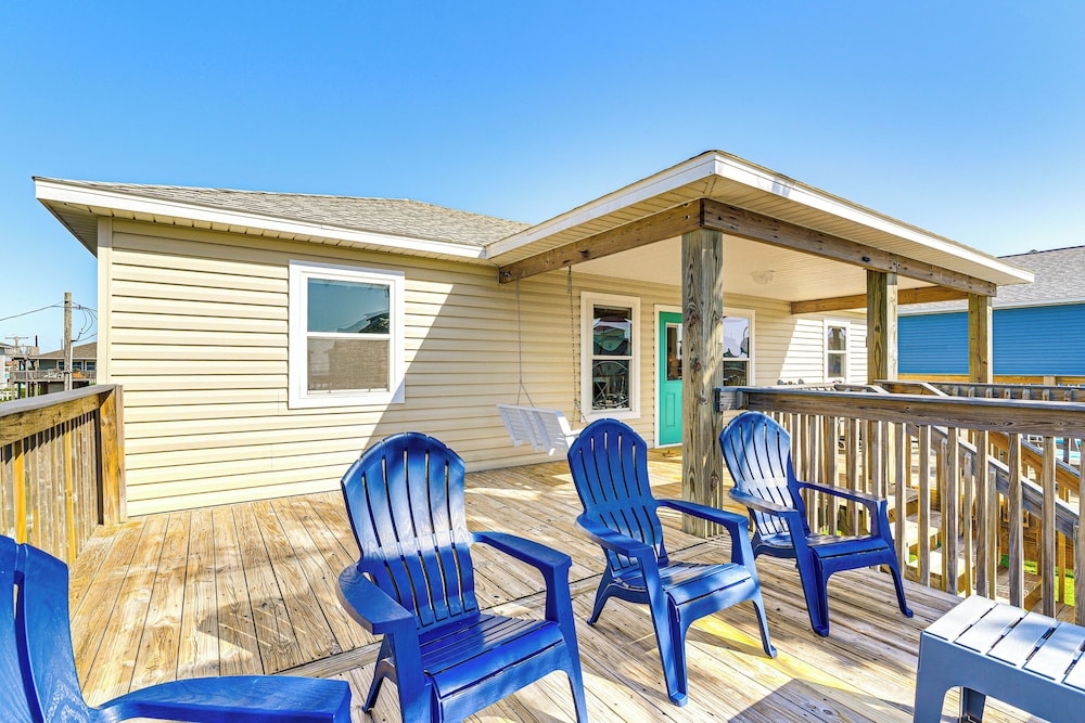 1 Block to Surfside Beach: Home w/ Gulf Views!