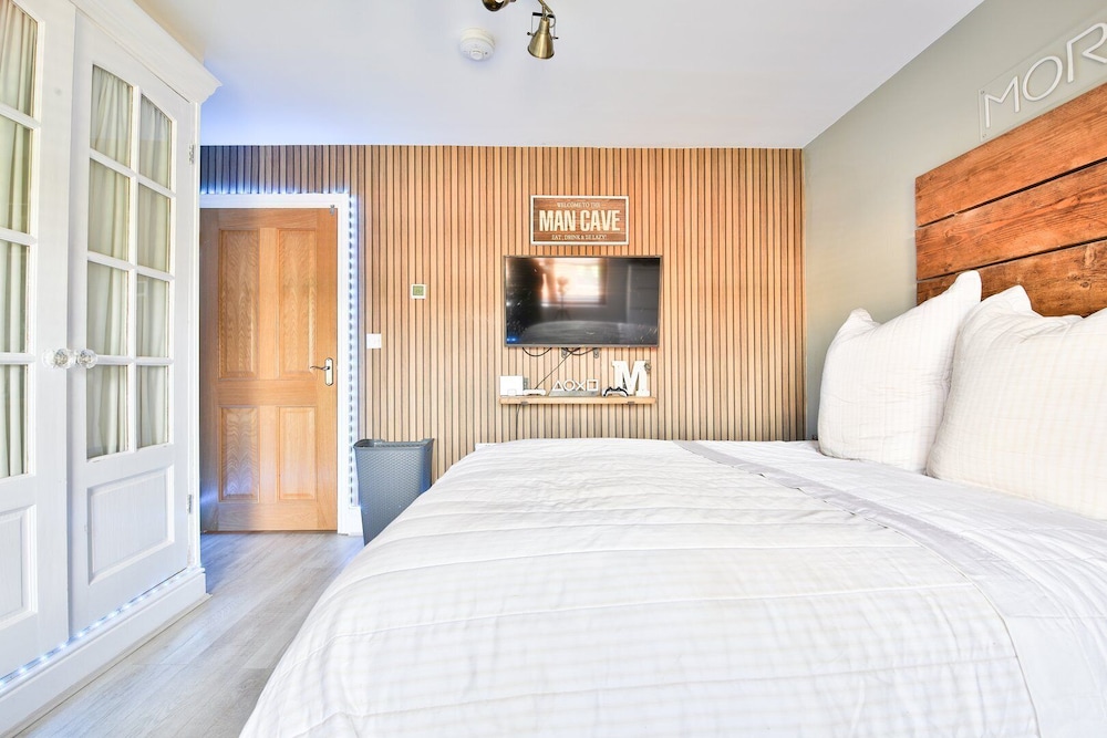 Modern 5-bed Retreat With Parking