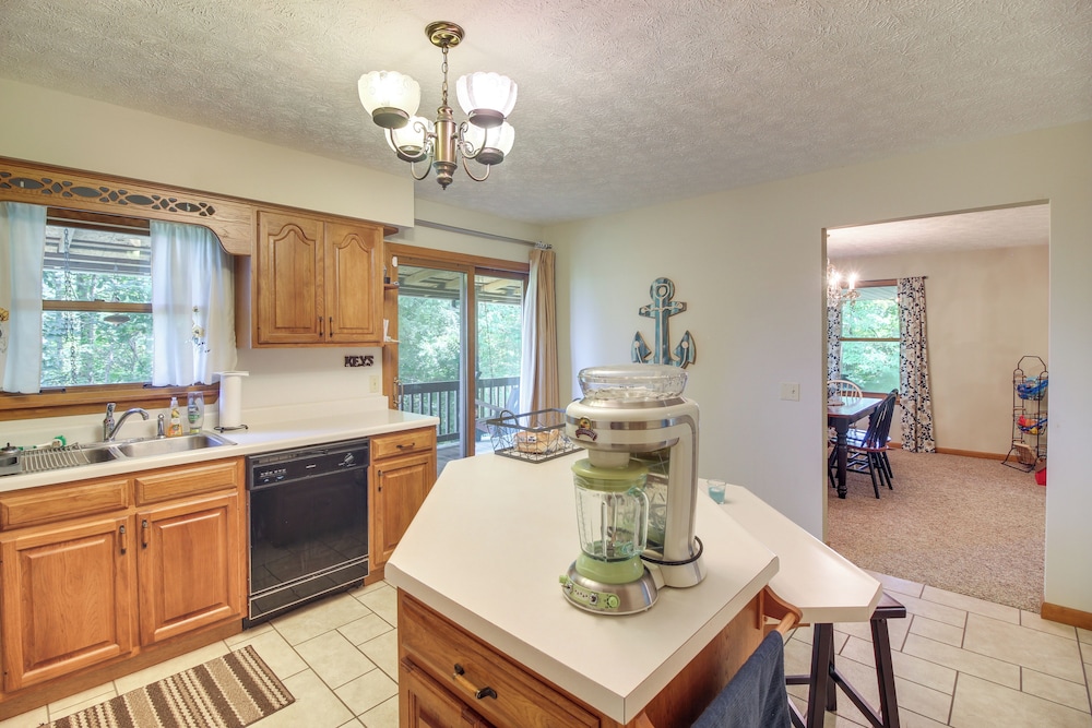 Family Home w/ Game Room! 1 Mi to Dale Hollow Lake