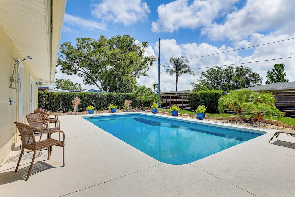 Poolside Oasis 6 Mi to Beaches: Sarasota Hideaway!