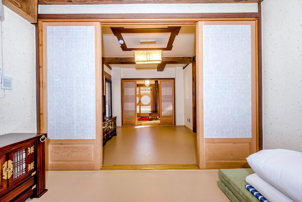 Hanok Hotel Hallagung 11