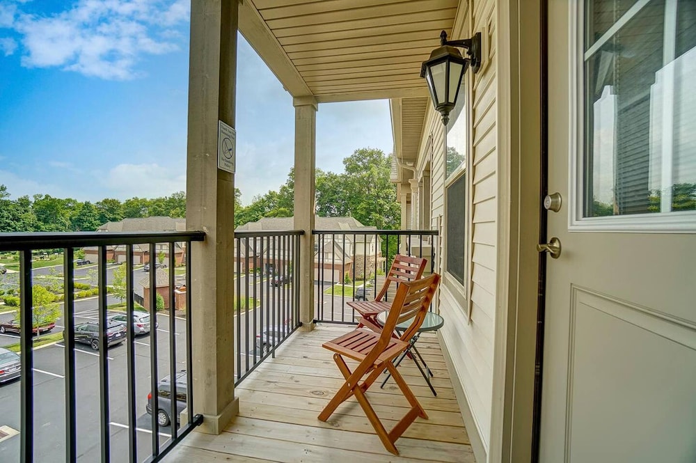 King Bed Top Floor Washer Dryer Balcony Wifi