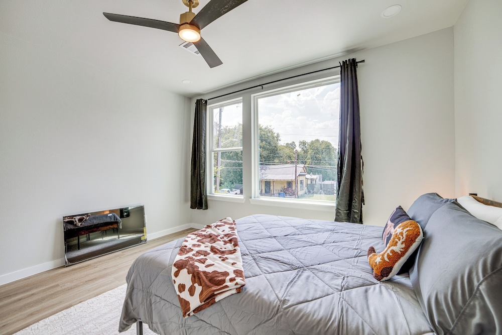 3 Mi to Dtwn Dallas: Pet-friendly Retreat w/ Yard