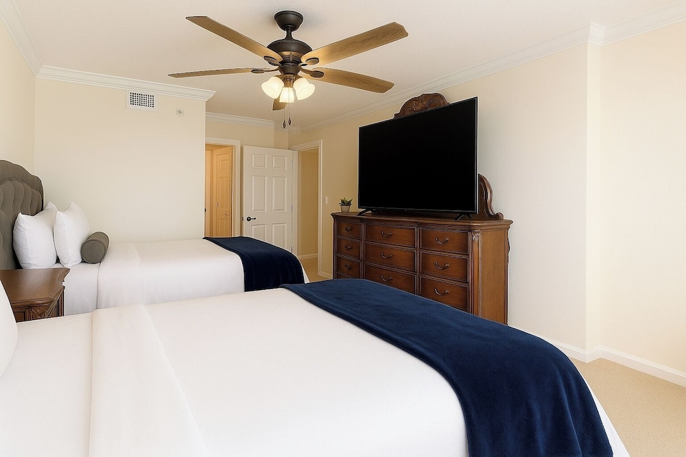 3BR Gulf-front Luxury w/ Pool Bar & Spa Baths