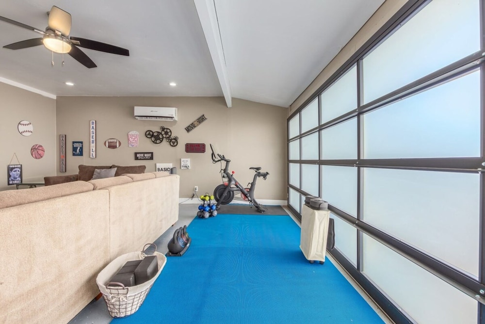 Ochenta Modern Retreat Htd Pool Spa Putt Grn Gym