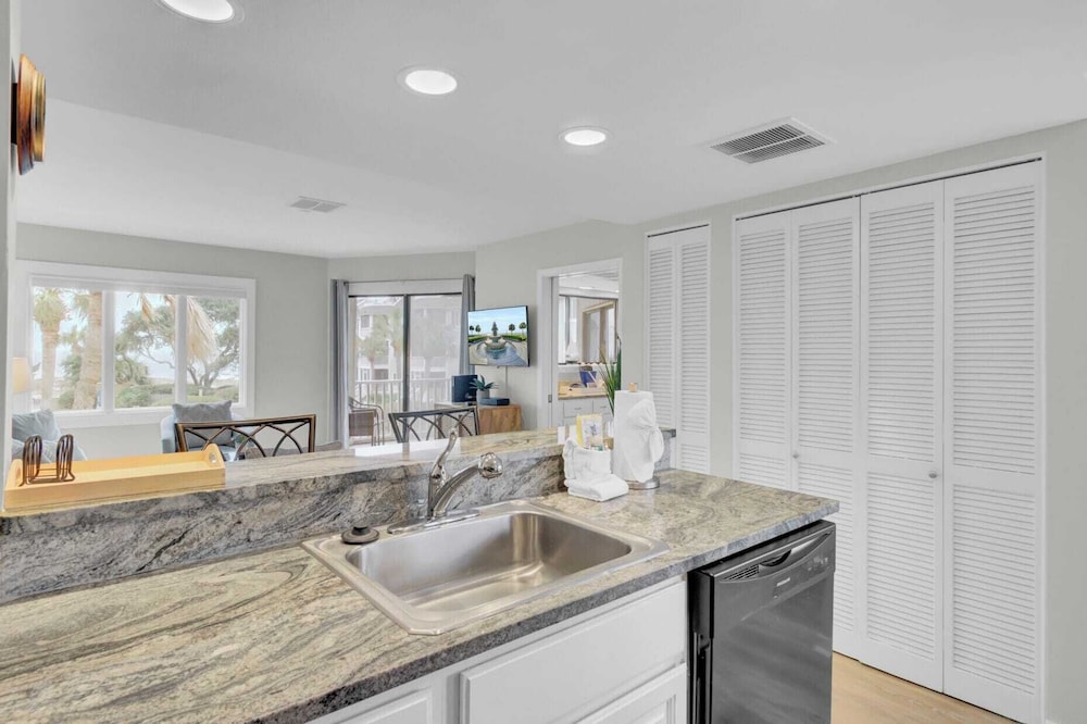 202 D Port O Call by Avantstay Beach Condo