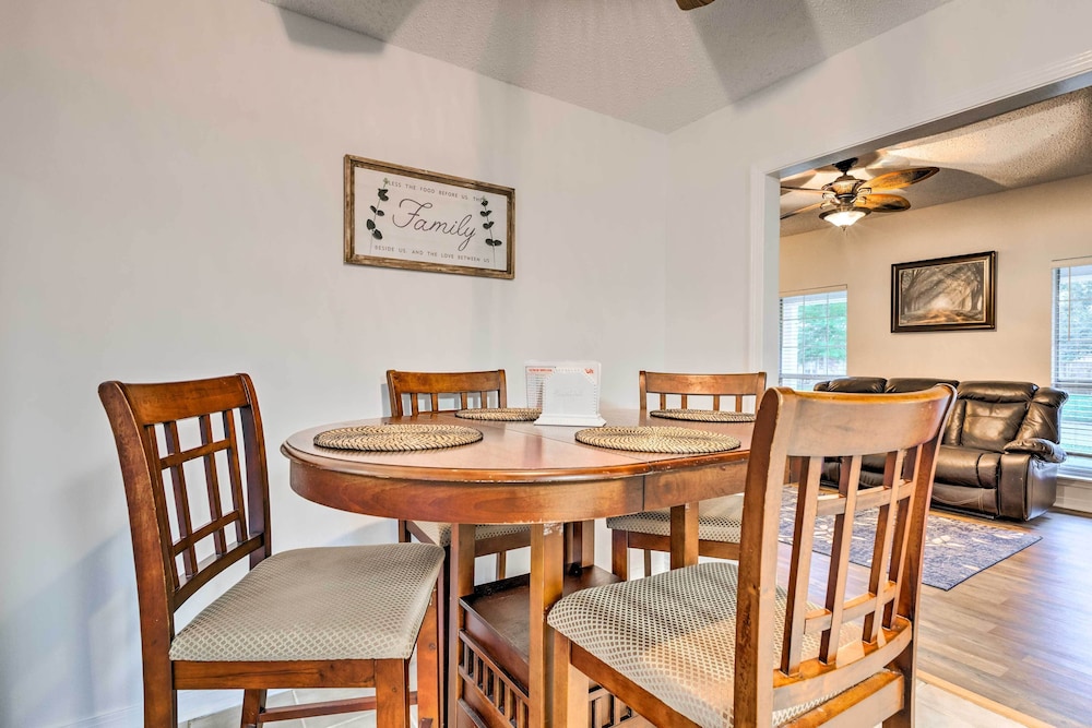 Ocean Springs Home w/ Sunroom ~ 5 Mi to Beach in Ocean Springs, US