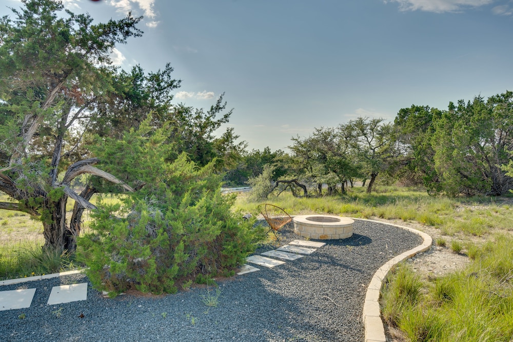 Getaway w/ Fire Pit 5 Mi to Pedernales River! - Property Image 5