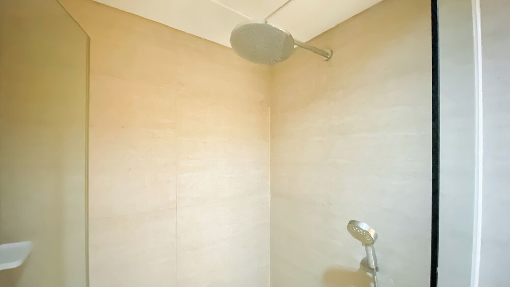 Cozy And Best Location 1Br Gold Coast Apartment