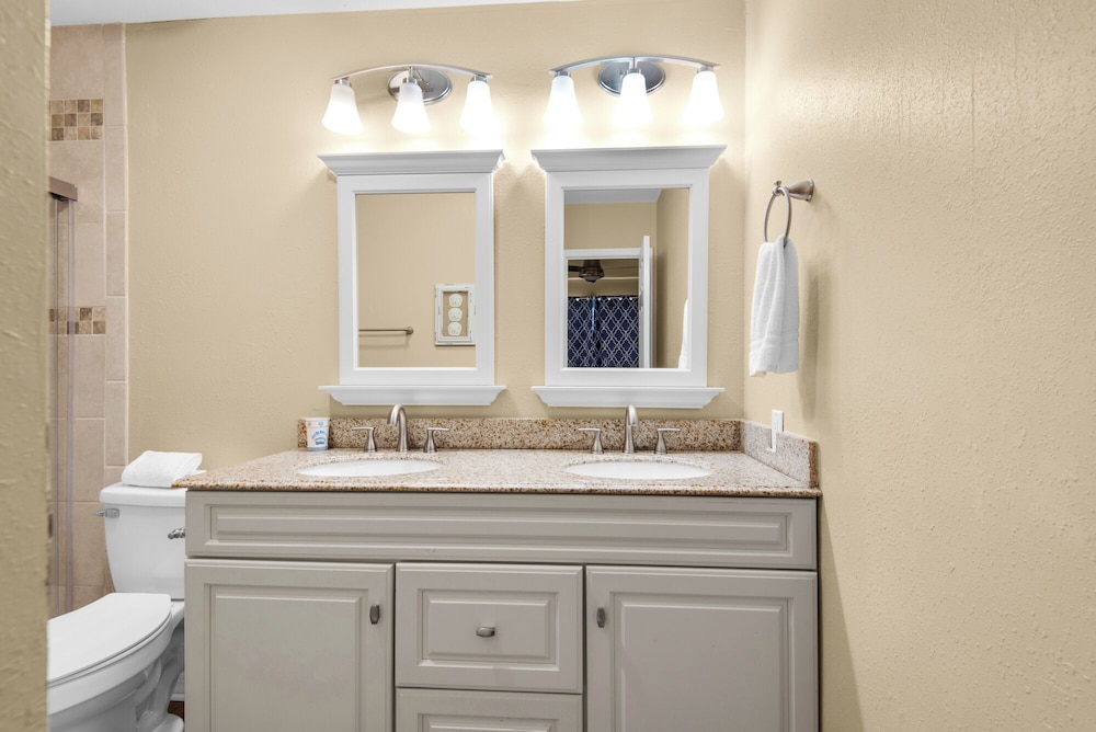 Woodland Shores 37: Steps to Beach, 2 Pools + Free Attraction Tickets!