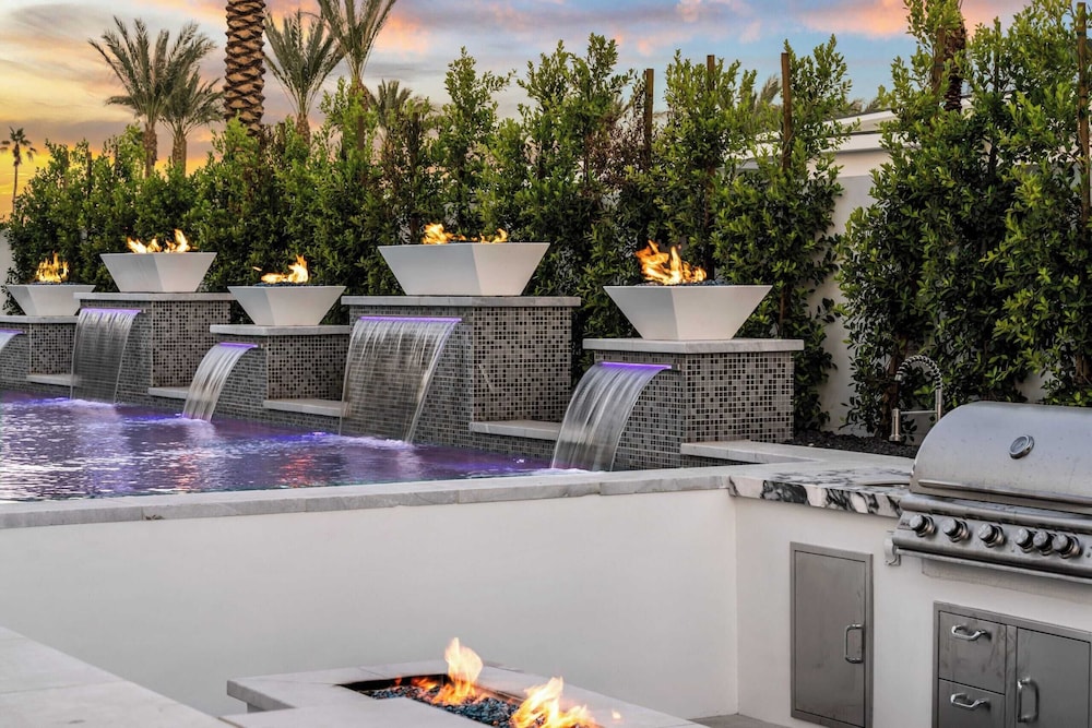 Sleeps 20 Pool, Hot Tub, & Pickleball Stay in Indio Bravo Villa #9