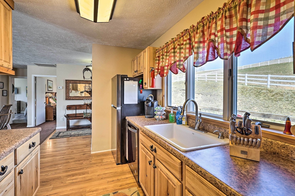 Appalachian Boone Horse Ranch Retreat w/ Mtn Views view 3
